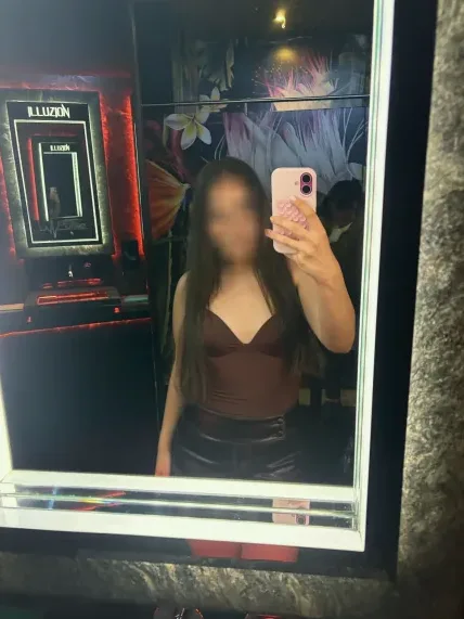 Bouchra, 18
